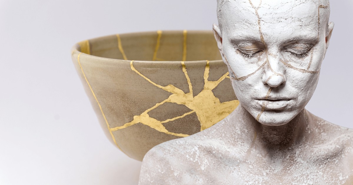 Il kintsugi, l’antica arte giapponese che insegna a riparare gli oggetti rotti con l’oro e celebra la bellezza delle nostre cicatrici